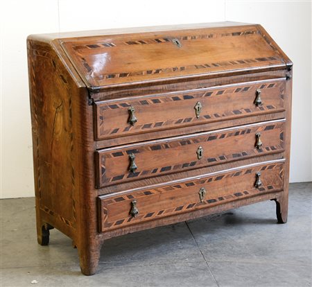 Ribalta in noce filettata in legni vari con anta ribaltabile celante vano a...