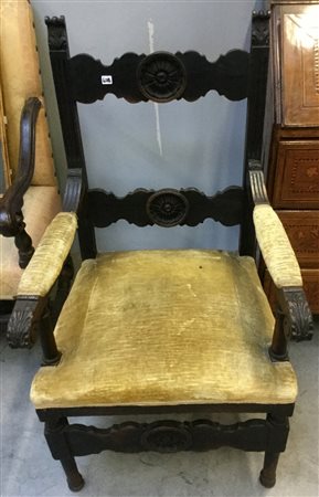 Poltrona in legno a tinta scura con seduta e braccioli rivestiti in tessuto...