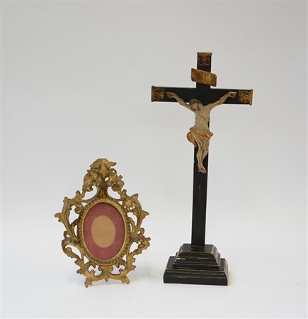 Lotto composto da una cornice del secolo XIX e un Cristo crocifisso in legno...