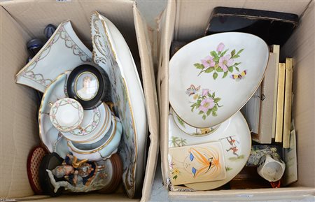 Due cartoni contenenti numerosi oggetti di materiale e uso diverso