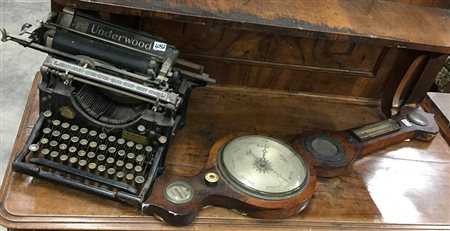 Lotto composto da una macchina per scrivere marcata Underwood e un barometro...