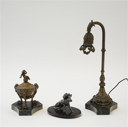Lotto composto da una lampada in bronzo, un calamaio ed una scultura...