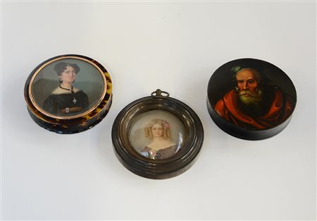 Lotto composto da una scatola in tartaruga con miniatura raffigurante...