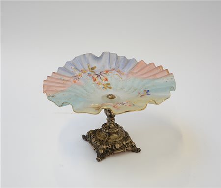 Alzata centrotavola con base in lamina d’argento e piatto in vetro decorato a...