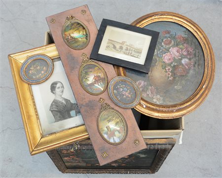 Cartone contenente numerose stampe e dipinti di autori diversi (difetti)