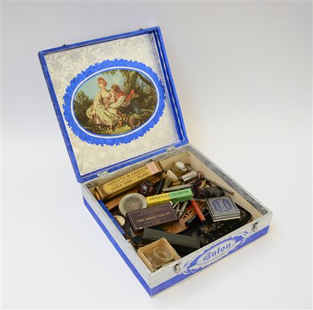 Scatola contenente numerosi oggetti da scrittura ad uso diverso (difetti)