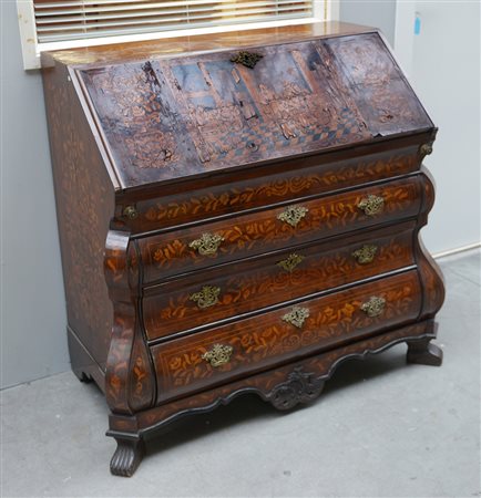 Ribalta lastronata in noce interamente intarsiata a motivi vegetali e scene...