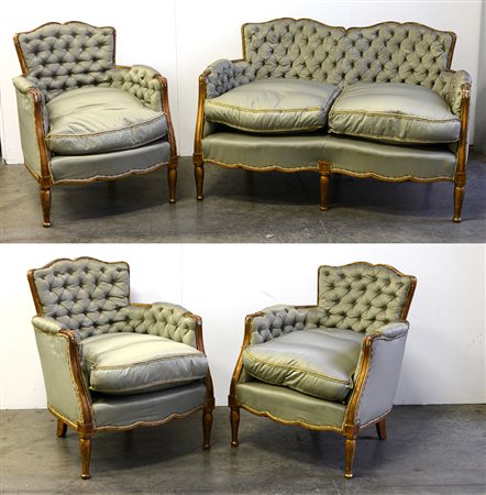 Fornitura da salotto in legno dorato composta da tre poltrone e un divano a...