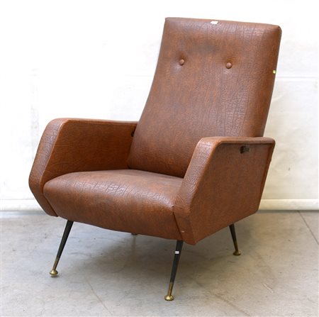 Poltrona reclinabile imbottita con gambe in metallo. Italia, anni...