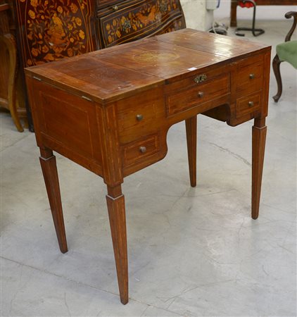 Mobile toilette in noce con piano filettato e intarsiato a rosone (cm...