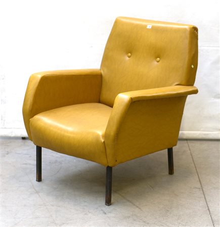 Poltrona imbottita con braccioli sagomati, gambe in metallo. Italia, anni...