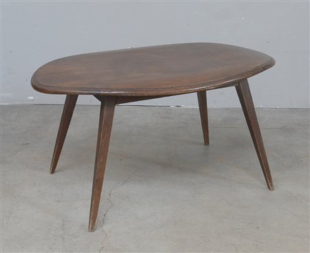 Tavolo da salotto di forma ovale a quattro gambe troncopiramidali in legno...