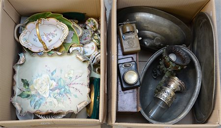 Due cartoni contenenti numerosi oggetti di diversa fattura ed uso