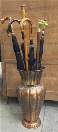 Portaombrelli contenente alcuni ombrelli e bastoni di diversa epoca (difetti)
