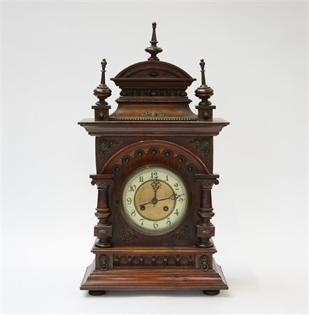 Pendola da tavolo di forma architettonica con cassa in legno decorata ad...