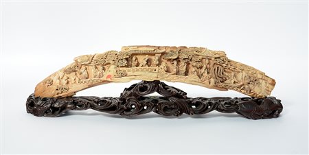 Sezione di zanna in avorio fossile con figure in paesaggio e padiglioni, con...
