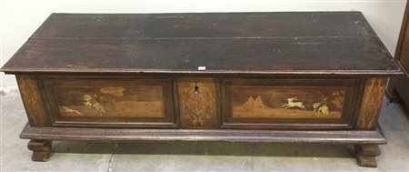 Cassapanca in noce con fronte e fianchi intarsiati in osso con figure a...