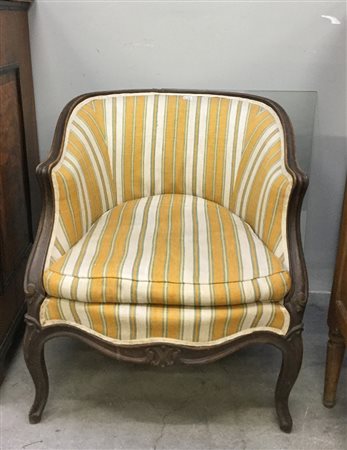 Coppia di poltroncine a pozzetto con gambe e braccioli intagliati e scanalati...