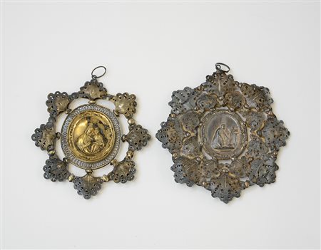 Due ciondoli in filigrana d’argento contenenti immagini votive (difetti)