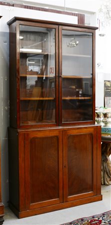 Mobile a due corpi con parte inferiore a due battenti riquadrati e parte...