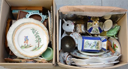 Due cartoni contenenti numerosi oggetti di diversa fattura ed uso