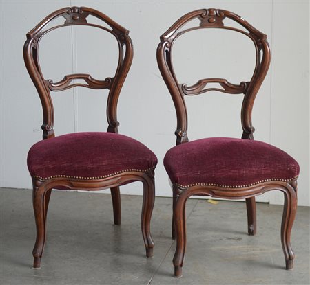 Coppia di sedie in noce con schienale traforato, secolo XIX