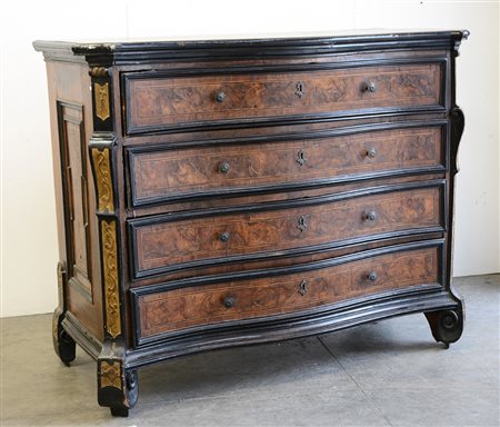 Canterano con fronte mosso a quattro cassetti filettati in legno chiaro,...