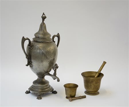 Lotto composto da un samovar in peltro e due mortai in bronzo (difetti)