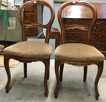 Gruppo di undici sedie in stile Luigi Filippo con schienali a giorno e sedute...