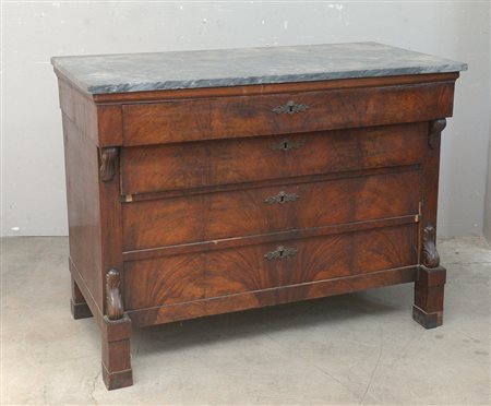 Comò in noce a tre cassetti e mezzo con montanti decorati da intagli a motivi...