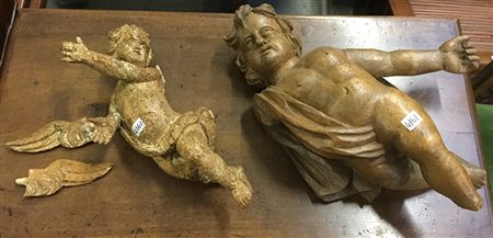 Lotto di due antichi angeli in legno intagliato, tracce di policromia (h cm...