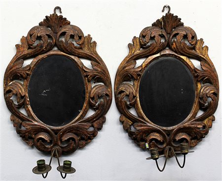 Coppia di ventole a due luci con cornici in legno intagliato e dorato (cm...