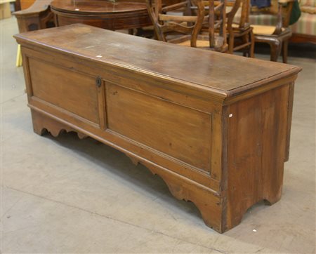 Antica cassapanca in noce con fronte riquadrata e piedi a mensola (cm...