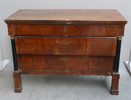 Comò con specchiera non coeva lastronato in noce con fronte a tre cassetti,...