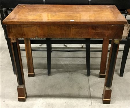 Mobile toilette lastronato in noce con montanti a colonna tornita, secolo XIX...