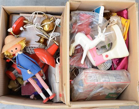 Cartone contenente numerosi giocattoli e oggeti di diverso uso (difetti)