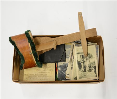 Scatola contenente un visore e alcune fotografie (difetti)