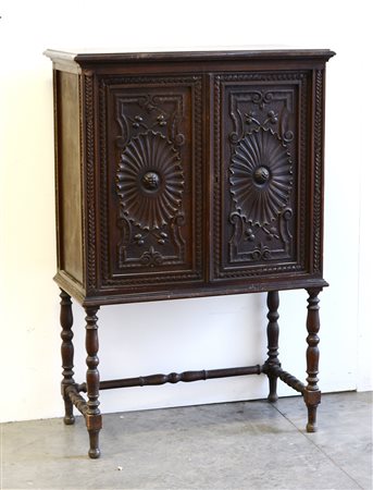 Credenza a due ante intagliate (cm 80x128x39)(difetti)