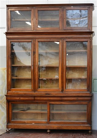 Libreria a sei ante a vetri di diversa misura, tre cassetti nella fascia e...