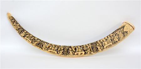 Zanna scolpita e traforata con figure sotto rami di pino (l. 107...