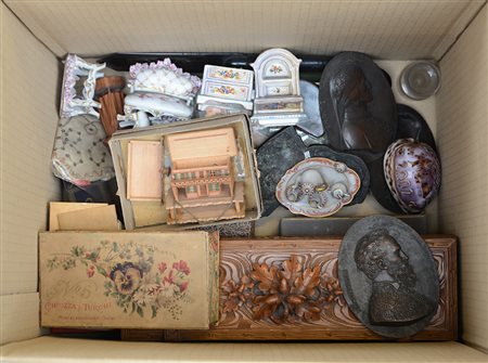 Cartone contenente numerosi oggetti di diverso uso e fattura (difetti)