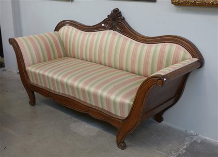 Divanetto a due posti con struttura mossa in legno intagliato, rivestimento...