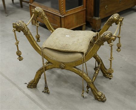 Sgabello in legno intagliato e dorato decorato con teste di animali...