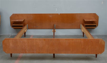 Struttura con letto in legno impiallaccitato a due piazze e comodini pensili....