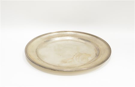 Vassoio tondo in argento con profilo scanalato (gr 750 circa) (lievi difetti)
