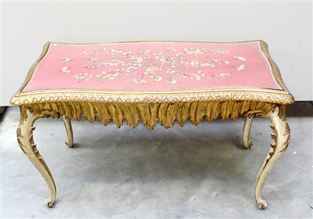 Tavolino in legno laccato e dorato intagliato nelle fasce a motivi...