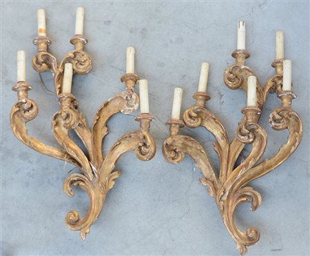 Coppia di appliques a sei luci in legno intagliato e dorato decorato a motivi...