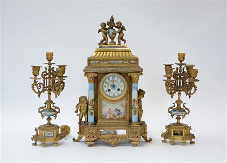 Trittico da camino in metallo dorato decorato con placche in porcellana...