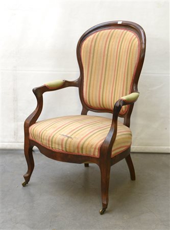 Poltrona in legno dolce con profili mossi, seduta e spalliera rivestite con...