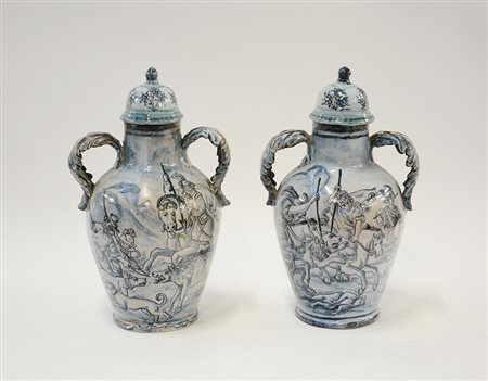 Coppia di vasi biansati con coperchio, in maiolica decorata in monocromia con...